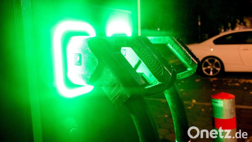 Die neue Förderung für E-Autos kann rückwirkend zum Jahresanfang beantragt werden Bild: Daniel Bockwoldt/dpa