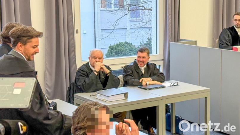 Dr. Hans-Wolfgang Schnupfhagn (links vor Fenster) vertritt in der Nebenklage die Witwe des verstorbenen Oberpfälzers. Wie auch die Staatsanwaltschaft legt der Rechtsanwalt aus Weiden Revision gegen das Urteil im Champagner-Prozess ein. Archivbild: Hohlheimer