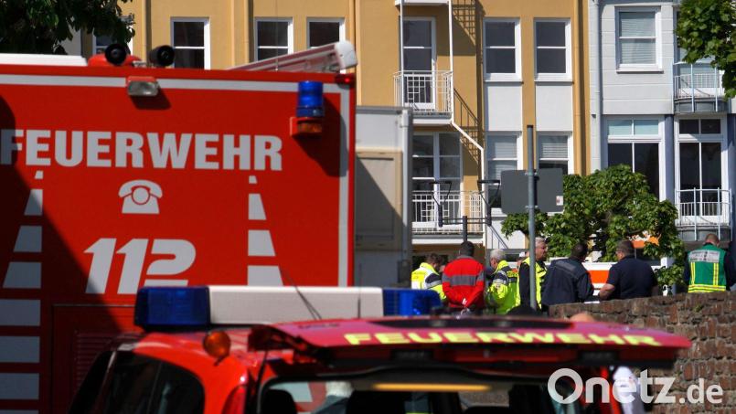 Rettungswagen, Polizisten und Polizeifahrzeuge stehen in der Nähe des Einsatzortes. Bild: Sascha Ditscher/dpa