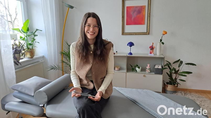 Anjela Behrendt (28) in ihrem Behandlungsraum. Sie teilt sich die Praxis in der Brenner-Schäffer-Straße in Weiden mit einer anderen Therapeutin. Bild: Jessica Fechner