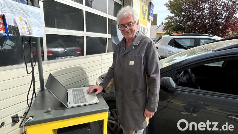 Der Laptop ist längst ein wichtiges Werkzeug in jeder Autowerkstatt. Der Vohenstraußer Kfz-Meister und Autohändler Wolfgang Pröls ist seit 50 Jahren Mitglied der Kfz-Innung und wurde kürzlich mit dem Goldenen Unternehmerbrief ausgezeichnet. Bild: ck