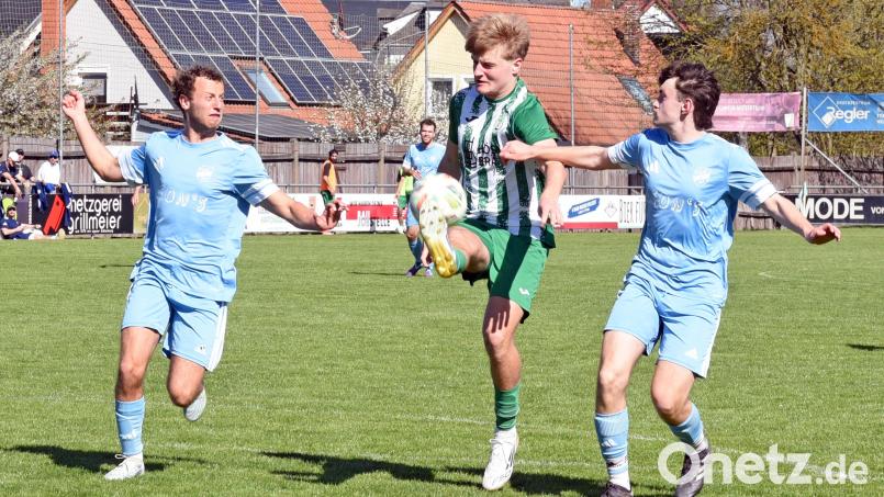 Der SV Mitterteich empfängt am Samstag die SpVgg Oberkotzau. Das Bild zeigt eine Szene mit Christian Zimmermann (Mitte) in der Partie gegen den TSV Obernsees (2:0). Bild: Gebert