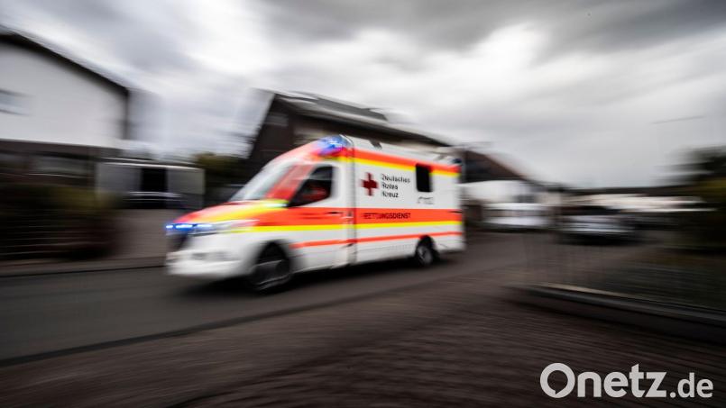Eine Radfahrerin stirbt bei einem Unfall in Erlangen. (Symbolbild) Bild: Boris Roessler/dpa