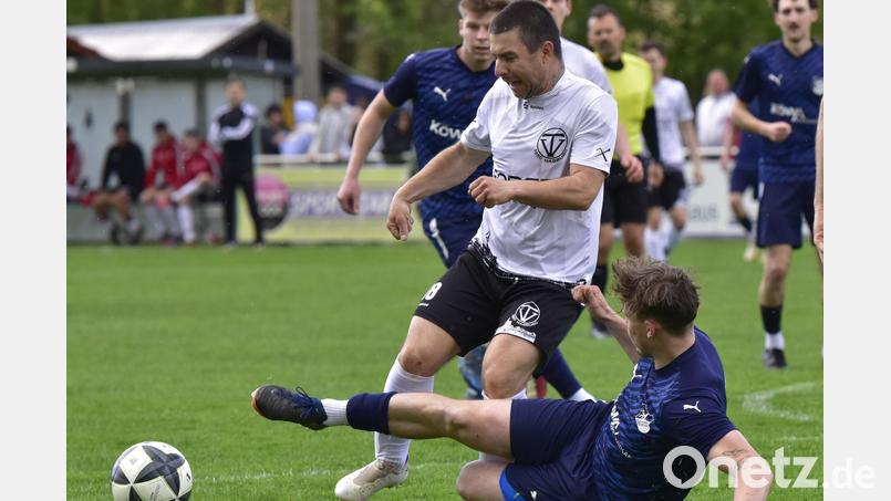 Der TV Nabburg (weiß) und der SV Schwandorf-Ettmannsdorf II (blau) kämpfen in der Kreisliga West am letzten Spieltag im Fernduell um die Meisterschaft. Bild: Hans Mark