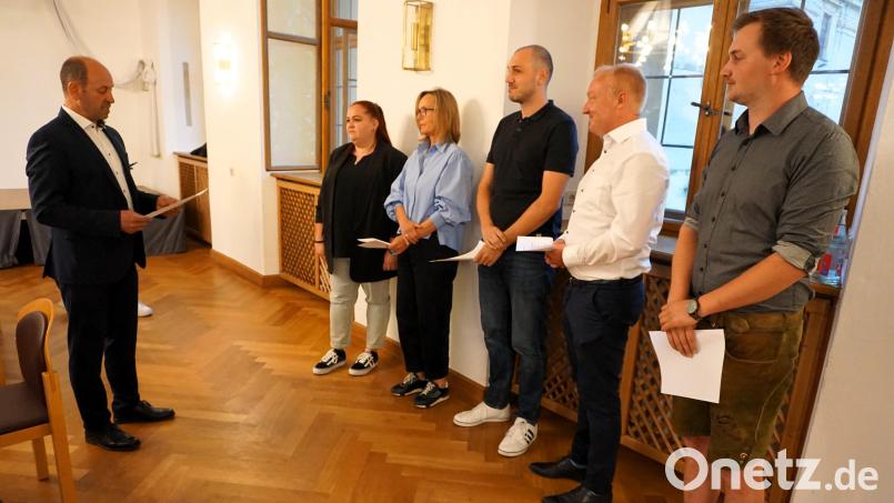 Bürgermeister Hans Ram vereidigte die neuen Gemeinderäte Stefanie Blank, Silke Hammer, Thomas Ehrnsperger, Tobias Pritschet und Maximilian Wein (von links). Bild: tra