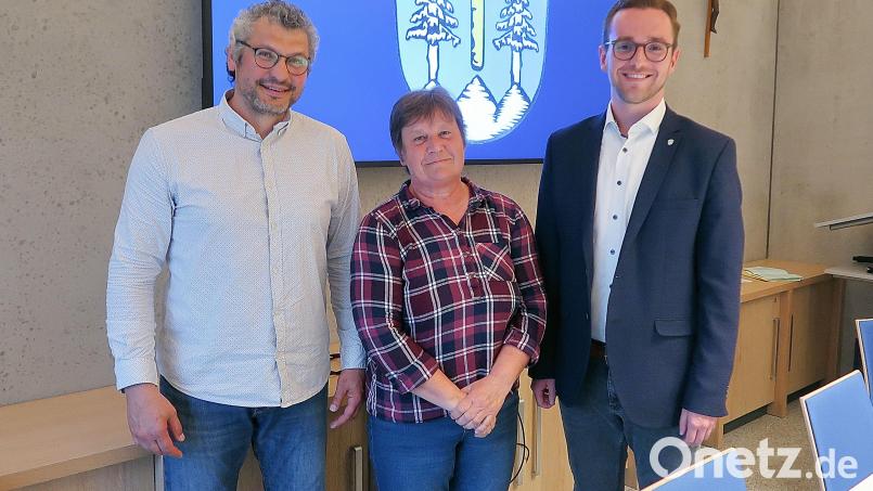 Bei der konstituierenden Sitzung des Friedenfelser Gemeinderats wurden (von links) Uwe Heider (CSU) zum Zweiten Bürgermeister und Lisa Rauh (Bündnis 90/Die Grünen) zur Dritten Bürgermeisterin gewählt. Bürgermeister Adrian Käß (rechts) gratulierte und freute sich auf die künftige Zusammenarbeit. Bild: bsc