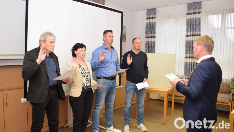 Bürgermeister Markus Schiesl vereidigt die neuen Gemeinderäte. Es sind von links: Werner Winderl, Katrin Scheck, Martin Haas und Reinhard Bauer. Entschuldigt fehlt Florian Forster. Bild: bnr
