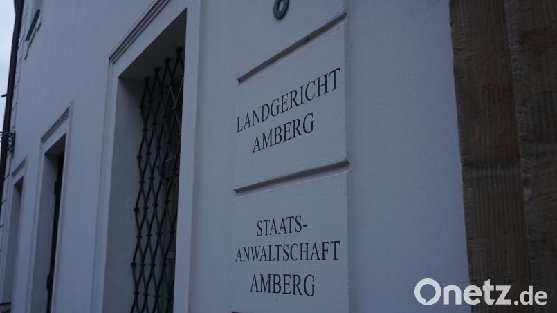 Ein 60-jähriger Mann gerät vor Gericht wegen eines Kontaktverbots zu seiner Ex-Frau, das er bei einem Elternabend verletzte. Bild: jut