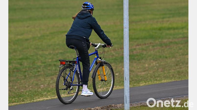 Die Staatsstraße 2151 in Fensterbach wird am Freitag, 8. Mai, wieder für den Verkehr freigegeben. Neue Radwege und Querungshilfen sollen die Sicherheit erhöhen. Symbolbild: Patrick Pleul/dap