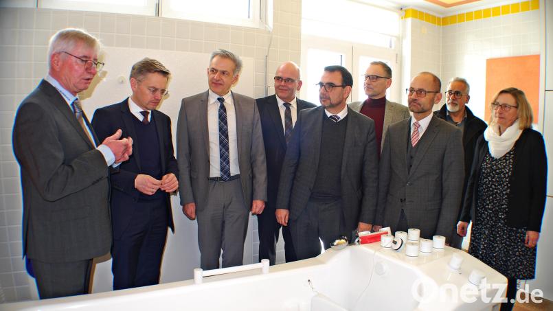 Der scheidende Werkleiter Gerhard Geiger (links) schwört auf die Radon-Therapie. Auch MdL Tobias Reiß und dem damaligen Staatssekretär Klaus Holitschek (Zweiter und Fünfter von links) erläuterte er sie bei einem Besuch vor sechs Jahren. Archivbild: enz