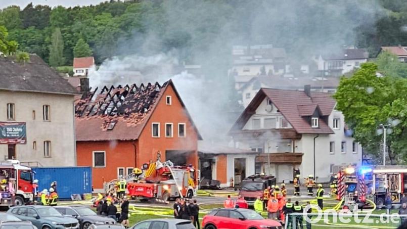 Wegen Einsturzgefahr gestaltet sich die Suche nach der Brandursache im Feuerwehrhaus der Iffelsdorfer Feuerwehr in Untersteinbach als nicht ganz einfach. Bild: Reinhard Amann