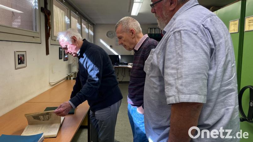 Manfred Döbereiner, Richard Haberberger und Michael Suttner (von links) blättern in einem der Originalbände der Köstler-Chronik. Bild: knz