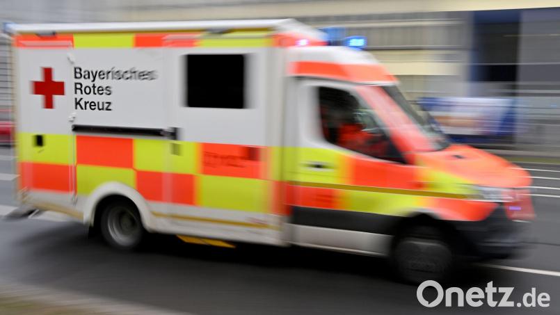 Sanitäter bringen alle drei in eine Klinik. (Symbolbild) Bild: Peter Kneffel/dpa