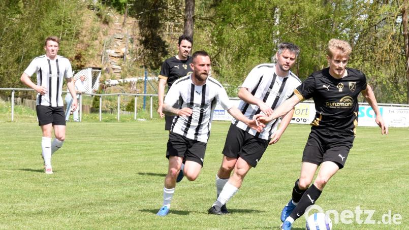 Der FC Tirschenreuth (rechts Jakob Völkl beim 2:0-Sieg in Arzberg) empfängt am Sonntag die SpVgg Weißenstadt. Bild: Gebert