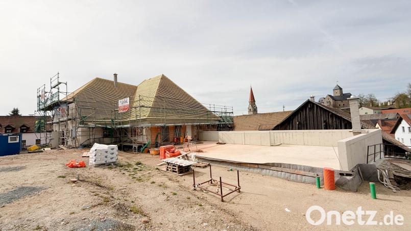 Der Gasthof "Zum Roten Ochsen" in Falkenberg ist seit einem Jahr eine große Baustelle. Der Rohbau ist nahezu abgeschlossen. Auf dem neuen Anbau (rechts) gibt es künftig eine Terrasse mit Zugang zum Saal und Blick auf die Burg. Im Frühjahr 2027 soll die Sanierung abgeschlossen sein. Bild: Gabi Schönberger