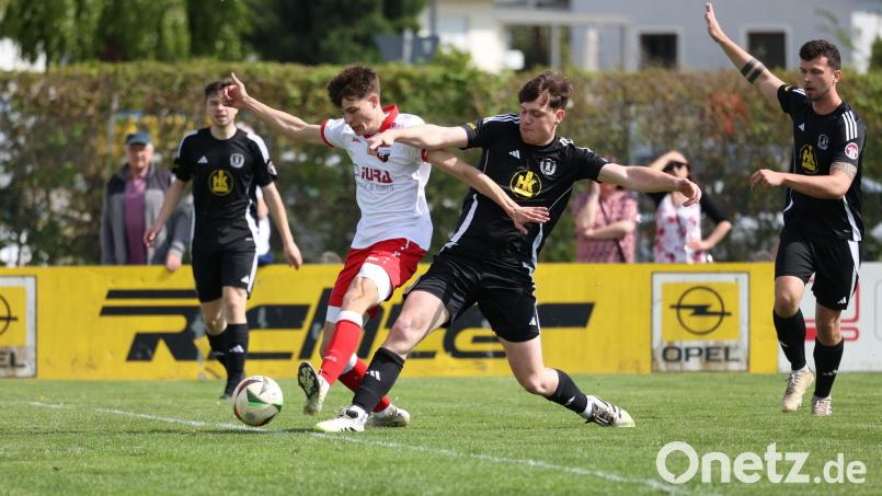 Der SC Kirchenthumbach (dunkle Trikots) und die SpVgg Trabitz müssen in die Relegation. Der SCK um Andreas Reisner um in der Kreisliga zu bleiben, Jonathan Bock und die SpVgg spielen um den Bezirksliga-Aufstieg. Trabitz gewann das Duell am letzten Spieltag mit 4:0. Bild: Dieter Jäschke