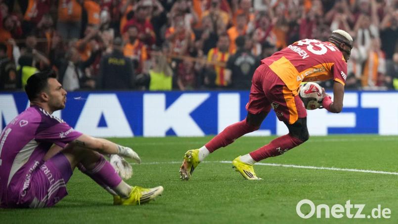 Victor Osimhen legte einen Doppelpack auf. Bild: Emrah Gurel/AP/dpa