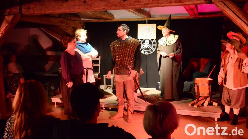 Das Publikum wird mit eingebunden und muss selbst bestimmen, um was es bei dem Theaterstück überhaupt gehen soll. Bild: Kunz