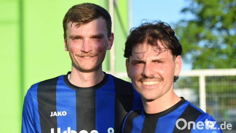 Zwei Niederbayern verlassen die Oberpfalz: Christoph Sibler (links) und Michael Lummer wurden am Freitag von der SpVgg SV Weiden verabschiedet. Bild: Gerhard Büttner