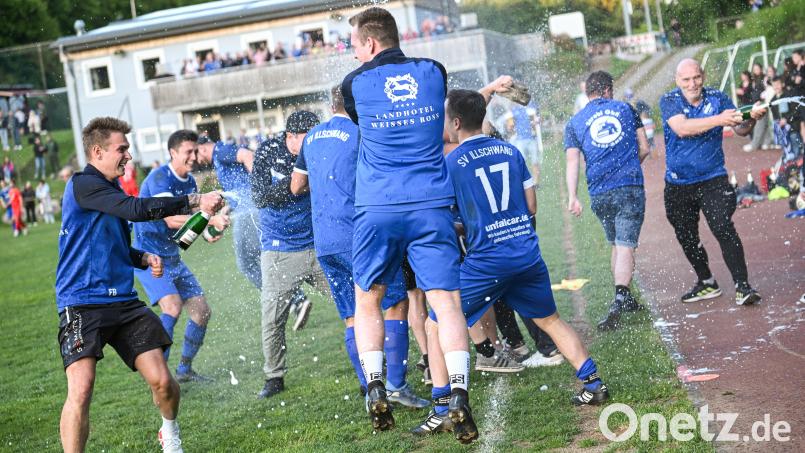 Der SV Illschwang bejubelte am Freitagabend die Meisterschaft in der A-Klasse Nord. Bild: Jonas Löffler