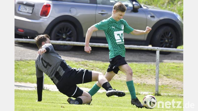 Patrick Arbogast (links) und der SV Köfering steigen aus der Kreisliga ab. Der ASV Haselmühl um Adrian Meier kann den Klassenerhalt noch über die Relegation schaffen. Bild: Hubert Ziegler