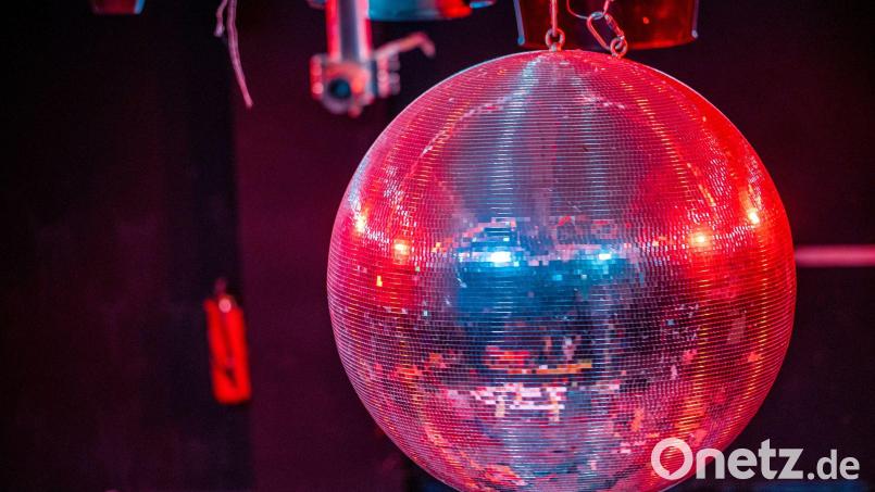 Der 20-Jährige wurde unter anderem wegen Rauchens in der Disco aus dem Gebäude geworfen. (Symbolbild) Bild: Jens Büttner/dpa-Zentralbild/dpa