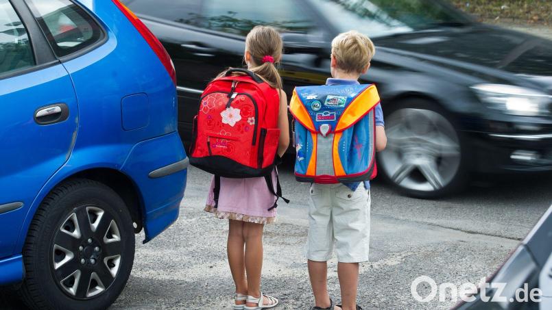 Die 7-jährige Schülerin wurde vom Auto erfasst. (Symbolbild) Bild: Patrick Pleul/dpa-Zentralbild/dpa