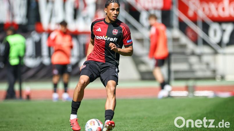 Der vom FC Augsburg ausgeliehene Außenverteidiger Henri Koudossou zählte auch zu den verabschiedeten FCN-Profis. (Archivbild) Bild: Daniel Karmann/dpa