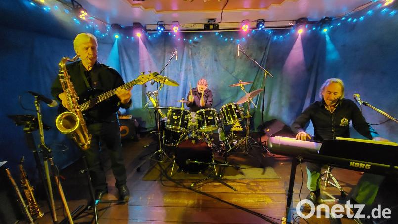 Das Trio Chris B. auf der "Live Stage" im Kulturbahnhof. Bild: Kunz