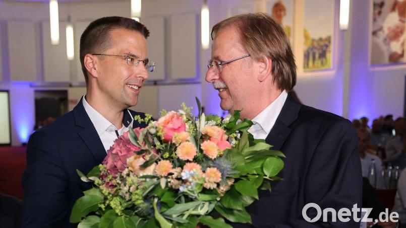 Christoph Kern (l) löste Rainer Koch 2022 als BFV-Präsident ab. Auf dem Verbandstag in Bad Gögging wurde er wiedergewählt. (Archivbild) Bild: Alexandra Beier/Bayerischer Fußball-Verband (BFV)/dpa