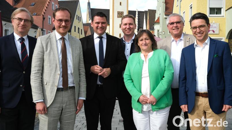 Sie stellten das neue Bündnis im Kreistag aus CSU, Freien Wählern und SPD vor (von links): Alexander Flierl, Tobias Ehrenfried, Thomas Ebeling, Benjamin Boml, Marianne Schieder, Richard Tischler und Peter Wein. Bild: Hirsch