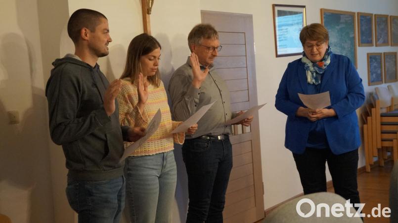 Die neuen Gemeinderäte Jan Keilhammer, Barbara Eichinger und Karl Wagner (von links) wurden von Bürgermeisterin Anita Forster vereidigt . Bild: wel