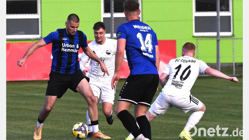Jahi Sylejmani (links) traf zum 2:0 für die SpVgg SV Weiden. Am Ende siegte die Truppe von Michael Riester mit 5:0 gegen den FC Coburg. Bild: Gerhard Büttner