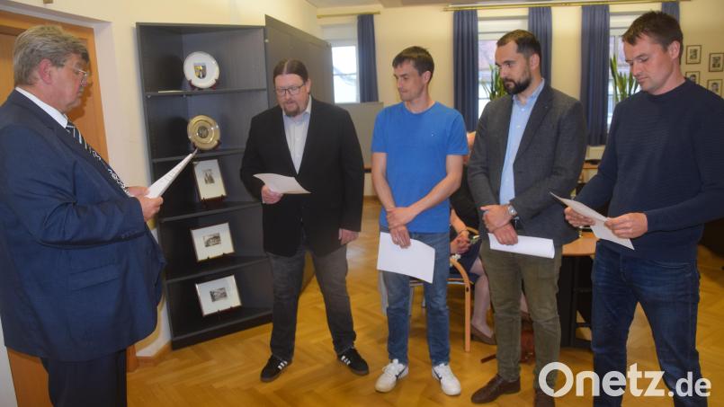 Als neue Gemeinderäte werden Thomas Beutner, Andreas Bergler, Mathias Beutner und Ralf Teichmann von Bürgermeister Martin Schregelmann (von rechts) vereidigt. Bild: fz