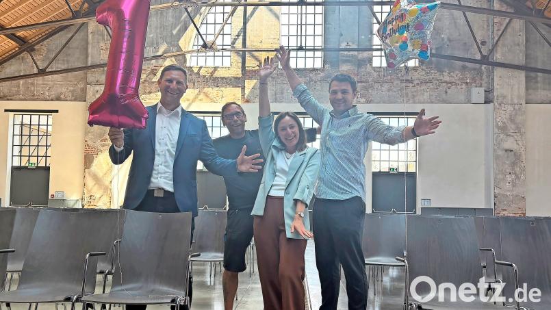 Glückliche Gesichter zum ersten Geburtstag: Das Team aus Wirtschaftsförderer Thomas Hecht, Hausmeister Daniel Wassilonga, Saskia Söllner vom Locationmanagement und Innenstadtkoordinator Andre Kiel-Eckardt (von links) zieht positive Bilanz. Bild: kata