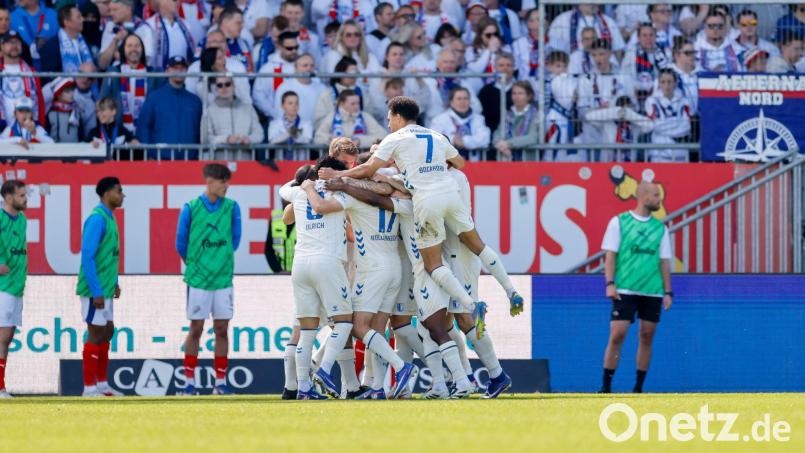 Spieler des 1. FC Magdeburg bejubeln einen Treffer in Kiel. Bild: Philipp Szyza/dpa