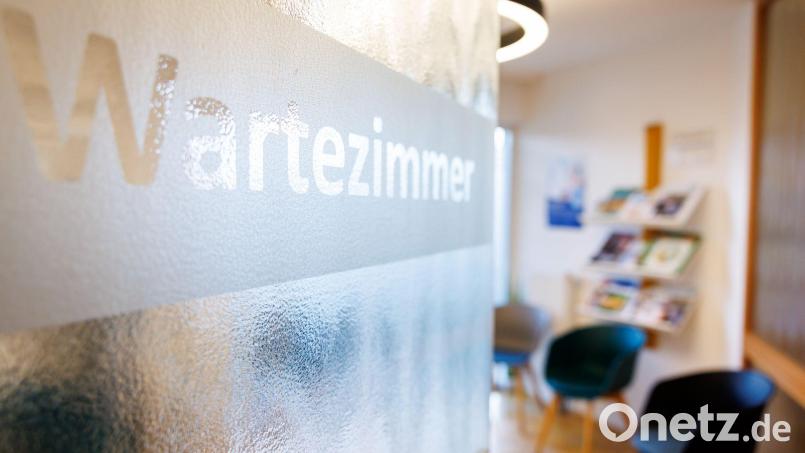 Kommt es durch das Gesundheitssparpaket zu weiteren Terminengpässen und längeren Wartezeiten? Die Kassenärzte warnen davor. Symbolbild: Daniel Karmann/dpa