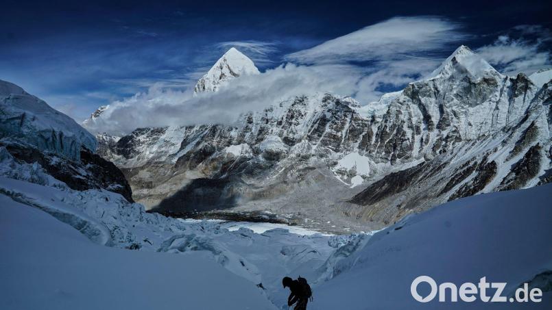 Ein Bergsteiger klettert zum Everest-Basislager ab. (Foto Archiv) Bild: Pasang Rinzee Sherpa/AP/dpa
