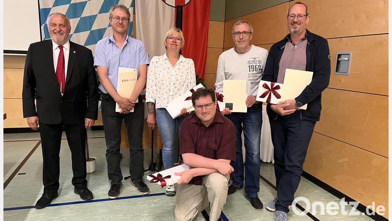 Mit Urkunden und Geschenken dankt (von links) Bürgermeister Anton Peter den ehemaligen Gemeinderäten Michael Gurdan (CSU), Ute Lehmier (UWG), Thorsten Gugg (UWG), Heinz Haubner (UWG) und Manfred Schmidt (parteilos). Bild: mma