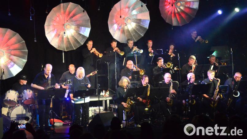 Die Metro-Big-Band mit Sängerin Ines Stumböck zu Gast auf der Bühne der Weidener "Sünde". Bild: Kunz