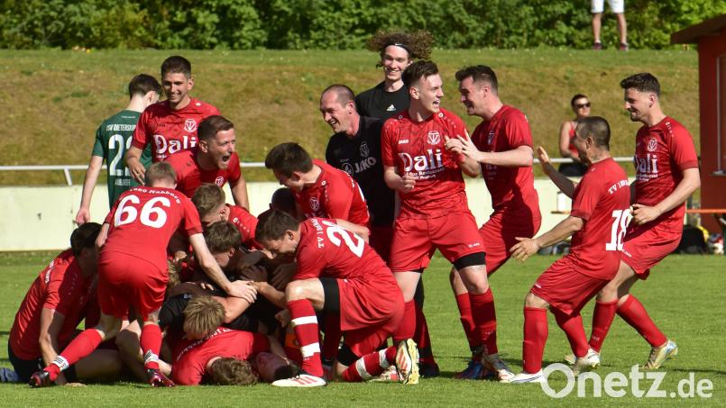 Der TV Nabburg bejubelte die Meisterschaft in der Kreisliga West und den Aufstieg in die Bezirksliga. Bild: Hans Mark