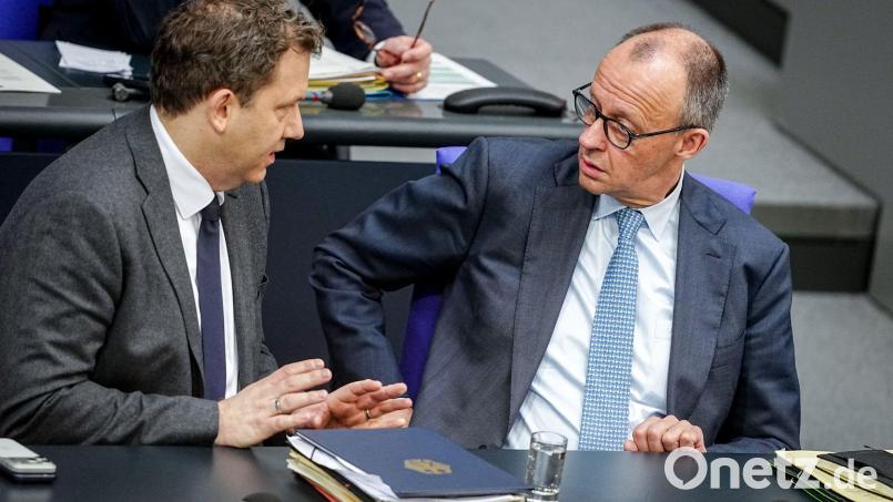 Bundeskanzler Friedrich Merz (r., CDU) und Vizekanzler Lars Klingbeil (SPD) treffen sich am Dienstag mit den Spitzen der Koalition zu Beratungen im Koalitionsausschuss. Bild: Kay Nietfeld/dpa
