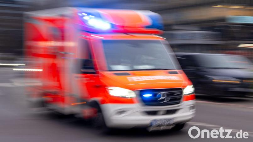 Der Radfahrer wurde mit mittelschweren Verletzungen ins Krankenhaus gebracht. (Symbolbild) Bild: Monika Skolimowska/dpa