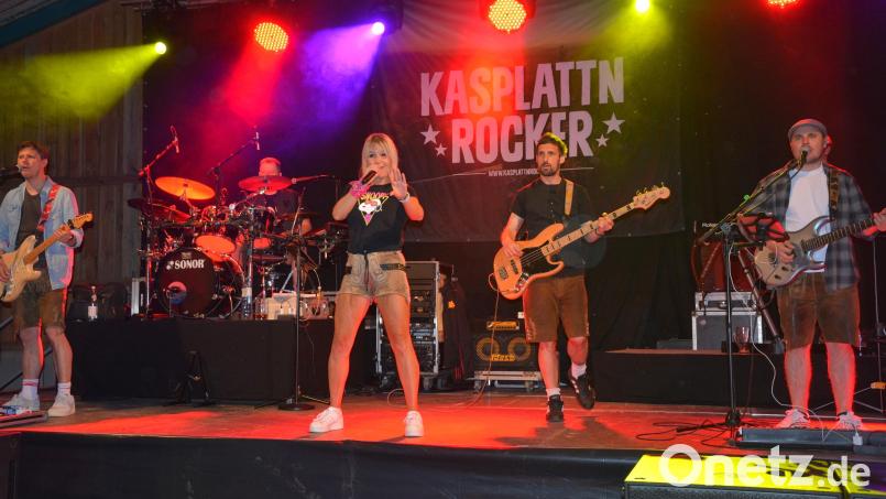 Nach elfjähriger Pause gastierten am Samstagabend die Kasplattnrocker, mit Sängerin Bianca aus Niederbayern beim 22. Hallenfest in Pleußen. Bild: jr