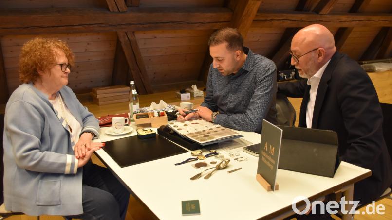 Gertraud Kollarik hat die Gelegenheit genutzt, den Aktionären Joshua Bamberger (hinten li.) und Ramon Bamberger aus dem Auktionshaus Miltenberg ihre Münzsammlung zu zeigen. Bild: ubb
