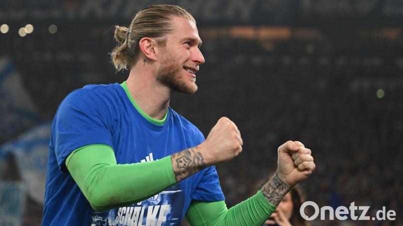 Vaterfreuden nach dem Aufstieg mit dem FC Schalke: Loris Karius. (Archivbild) Bild: Bernd Thissen/dpa