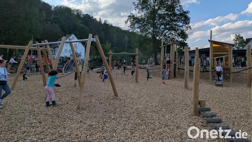 Der inklusive Mehrgenerationenspielplatz erstrahlt am Riedener Sportgelände. Bild: gau