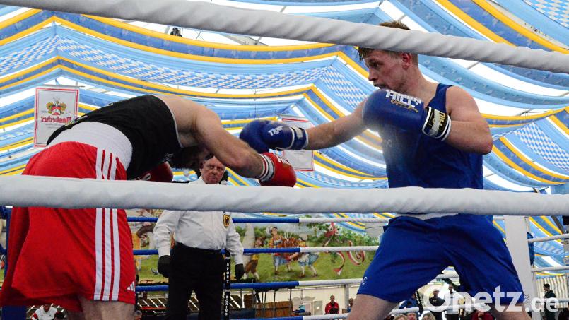 Der Amberger Daniel Belz (rechts) boxt gegen Tado Peijnovic aus Plattling. Bild: Kunz