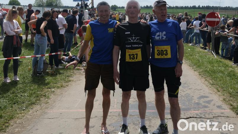 Drei Urgesteine und Laufliebhaber am Ziel des Landkreislaufs 2026: Anton Graml, Bernd Saurenbach und Gerd Kaiser (von links). Bild: gsp