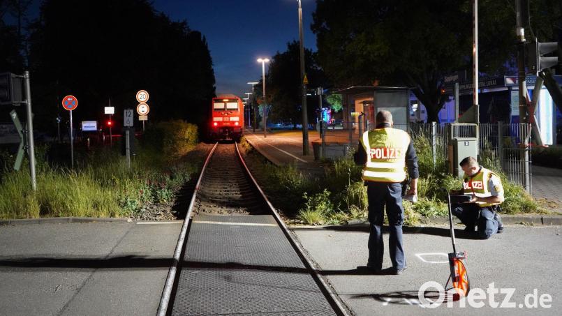 Nach dem Unfall vermessen Polizisten die Unglücksstelle. Bild: Reinert/swd-medien /dpa